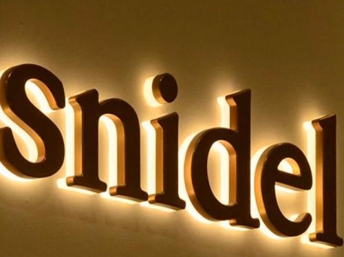 chữ nổi inox đèn hắt chân