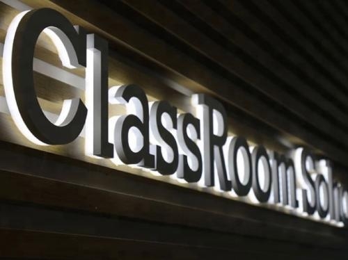 chữ nổi đèn hắt chân